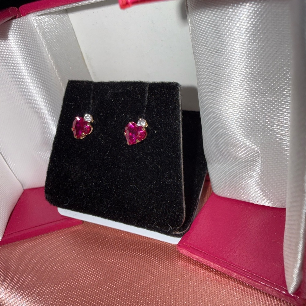 ๐ 10K Gold, Ruby and Diamonds Heart Stud Earrings - Picture 4 of 6